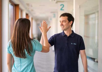 Dr. Stephan Tóka mit Assistentin